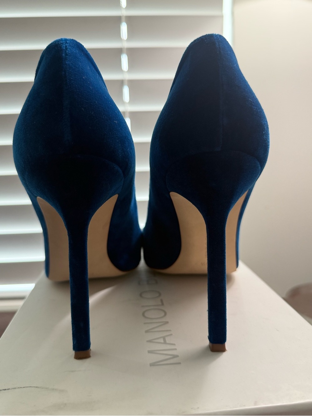 Manolo Blahnik Deep Blue Velvet Pointed Pump - Picture 2 of 6